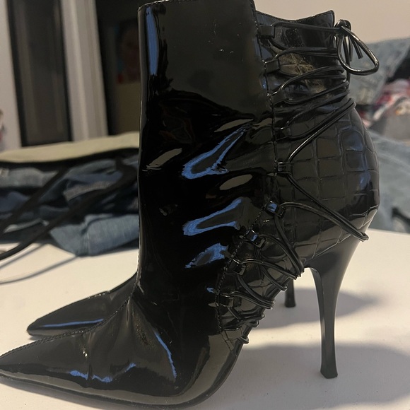 Carlos Santana Electric Black Patent leather mid boot! Tie in the back! - Picture 9 of 10